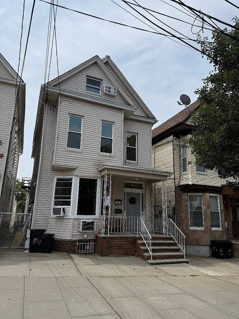 2 bed, 1.0 bath, 790 sqft, $2,000 — Photo 1