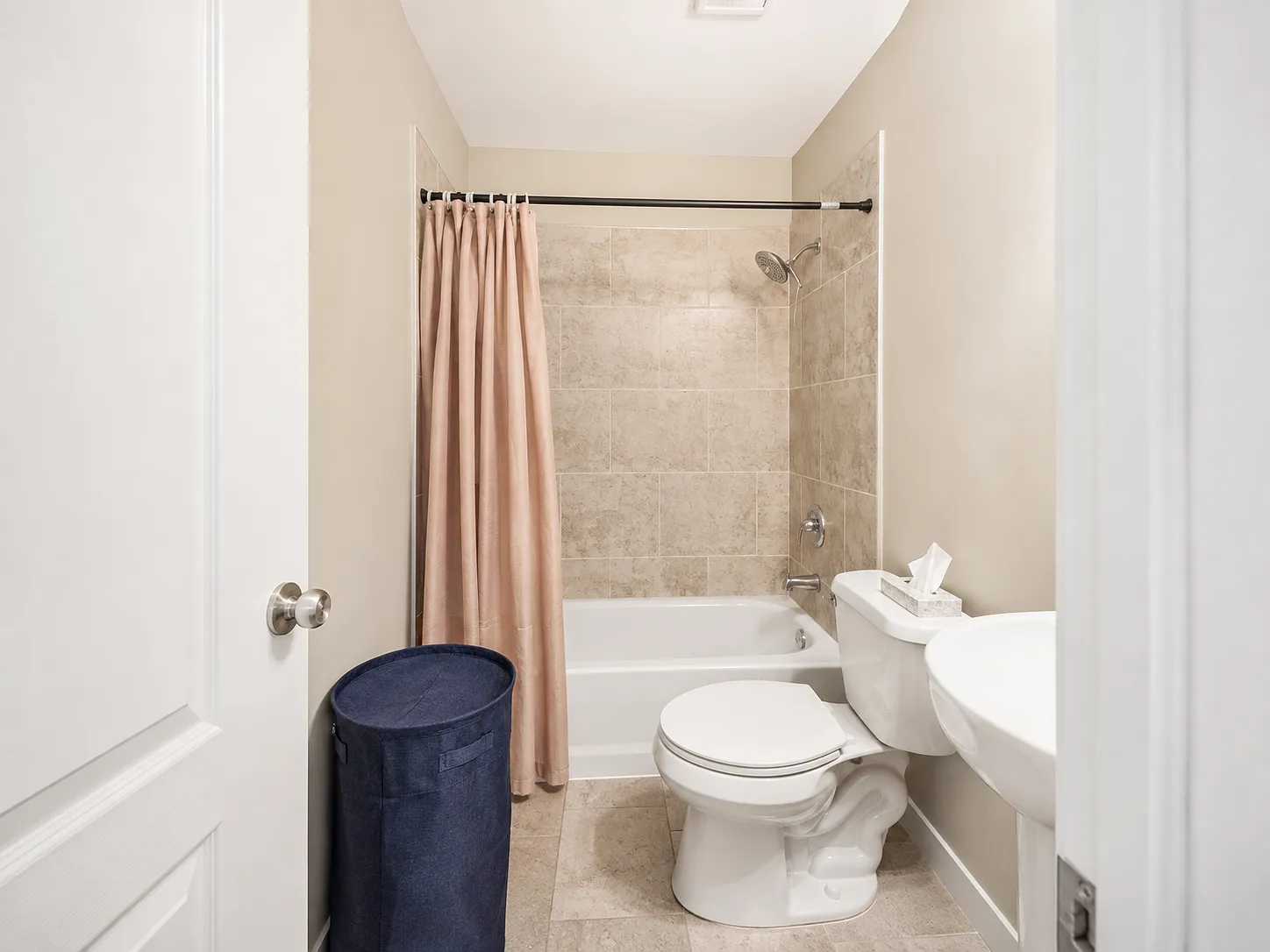 2 bed, 1000 sqft, $2,060 — Photo 2
