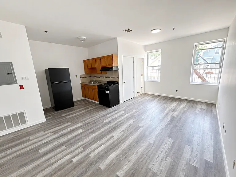 146 N Grove St — Photo 19