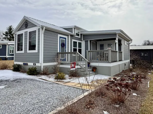 86 Mount Meadow Ln, Flat Rock, NC 28731