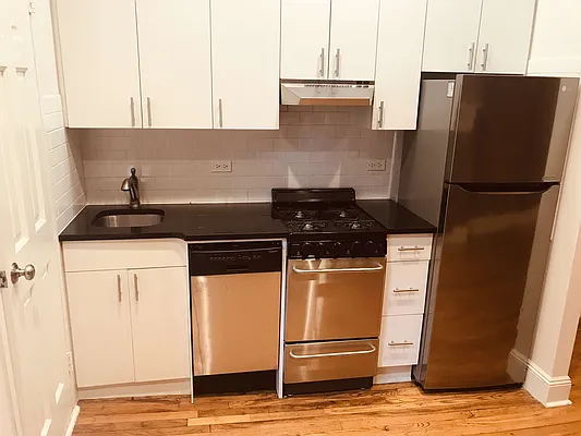 Rented by Metropolis Real Estate of Manhattan | media 28