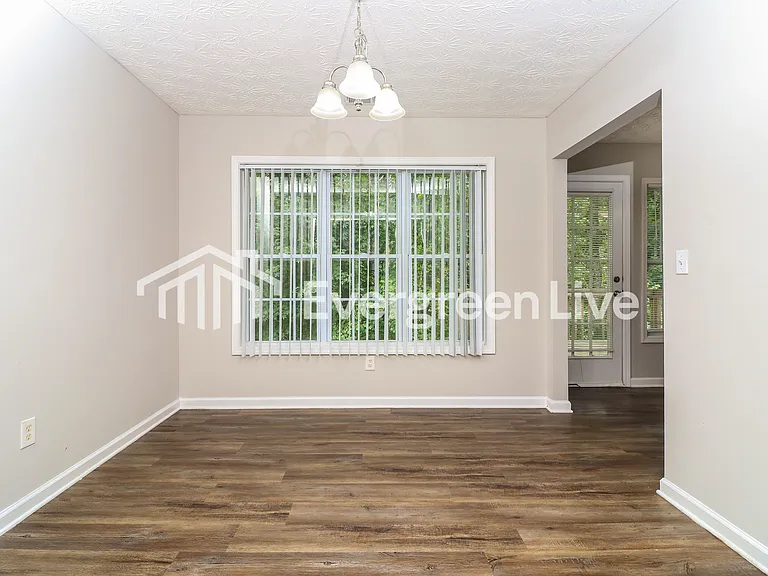 186 Hawthorn Dr — Photo 4