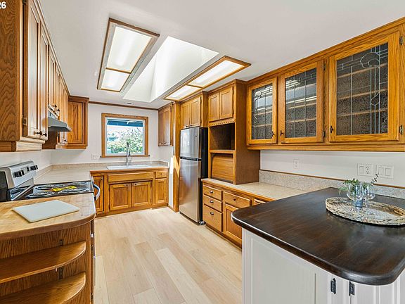 3rd image of 2449 Oak St