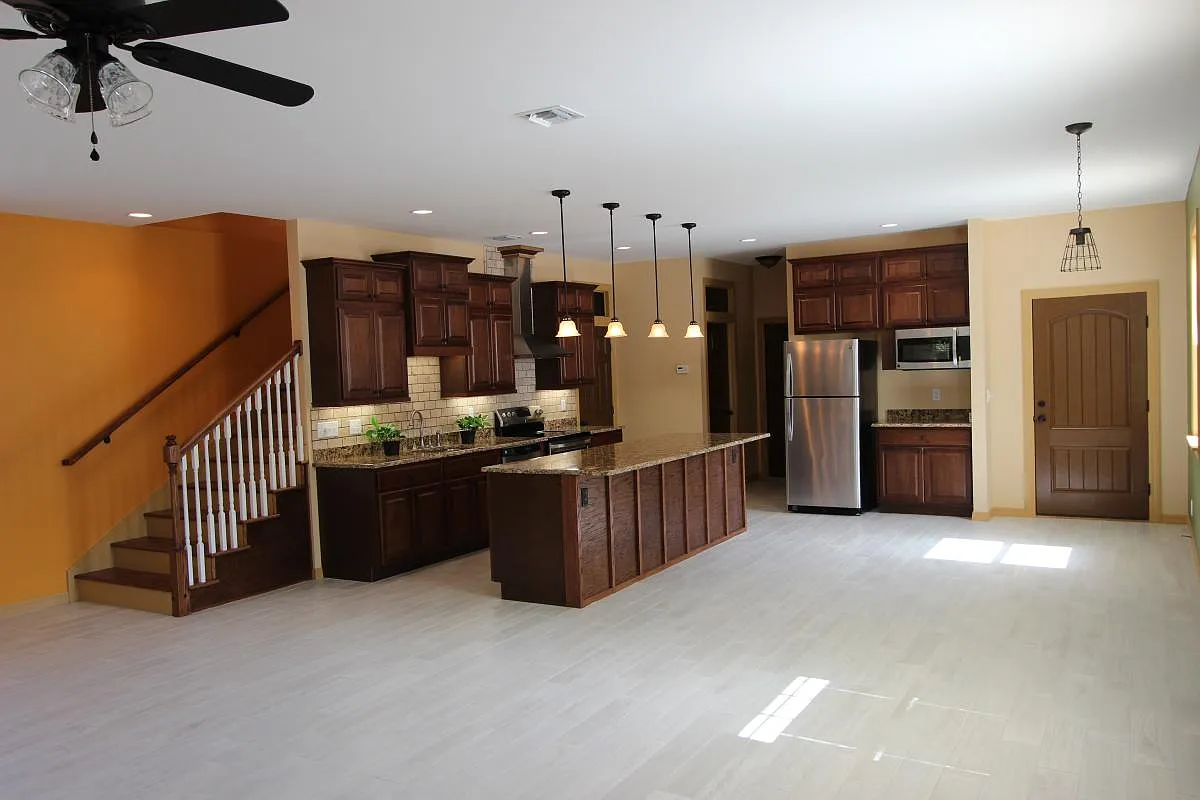 3 bed, 2600 sqft, $3,495 — Photo 3
