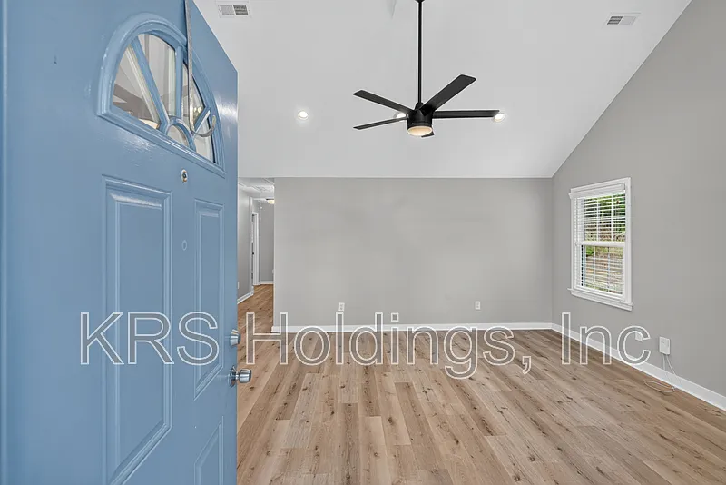 3 bed, 1.0 bath, 1136 sqft, $1,850 — Photo 4