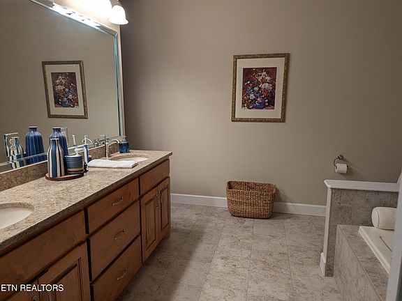 5th image of 264 Holly Tree Dr