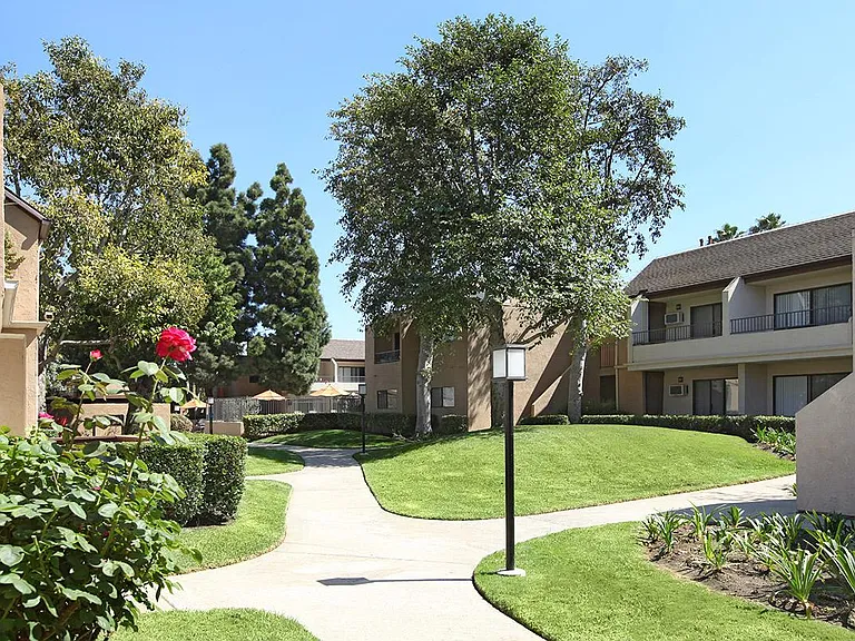 Mesa Pines Apartments — Photo 11