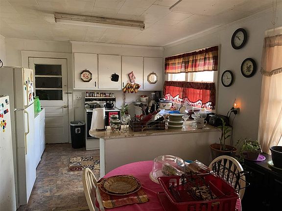 4th image of 323 Missouri St