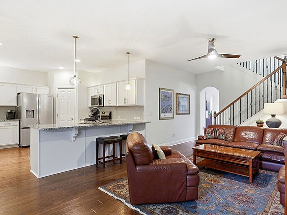 3rd image of 330 Madeira Pl