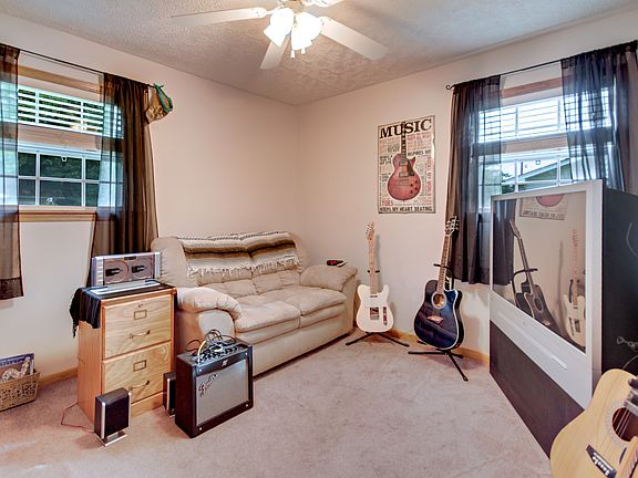 2nd image of 302 Meadowwood Cir