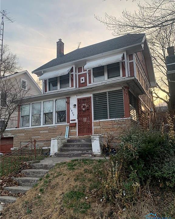 1st image of 1809 Lawrence Ave