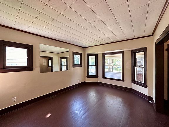 5th image of 611 Raymond St