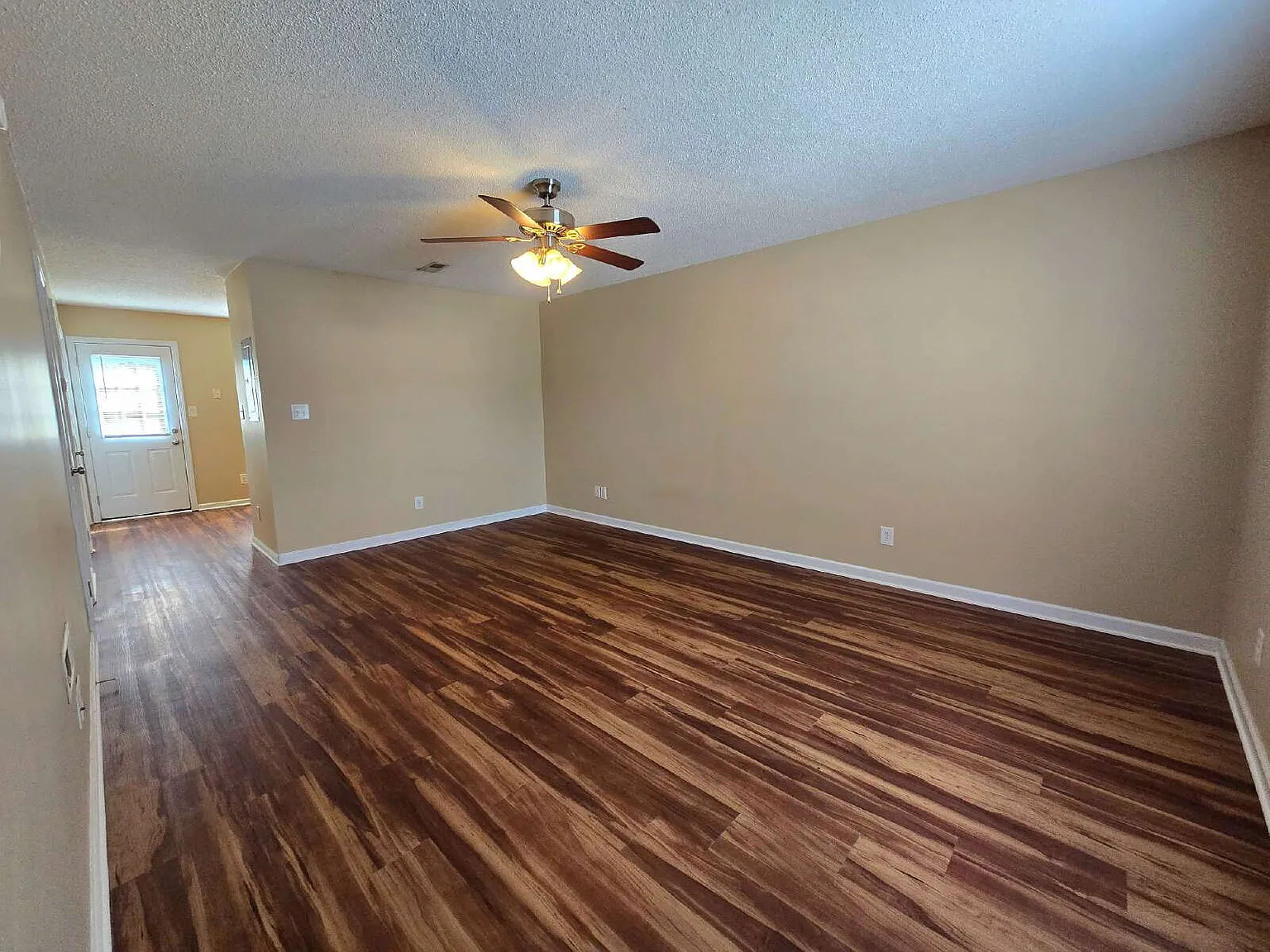2 bed, 1.5 bath, 1050 sqft, $1,095 — Photo 2