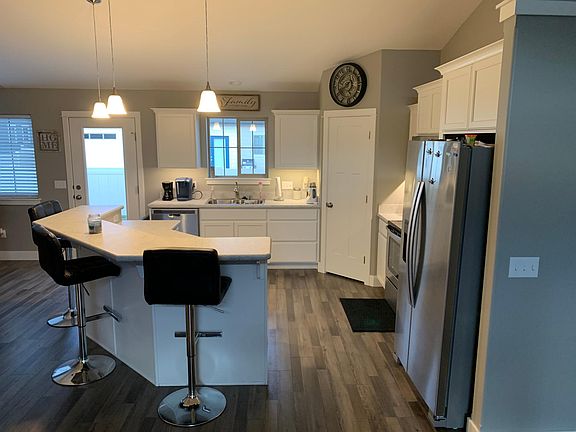 5th image of 925 Bitterbrush St