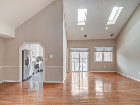 5th image of 105 Roseland Ave Unit 1502