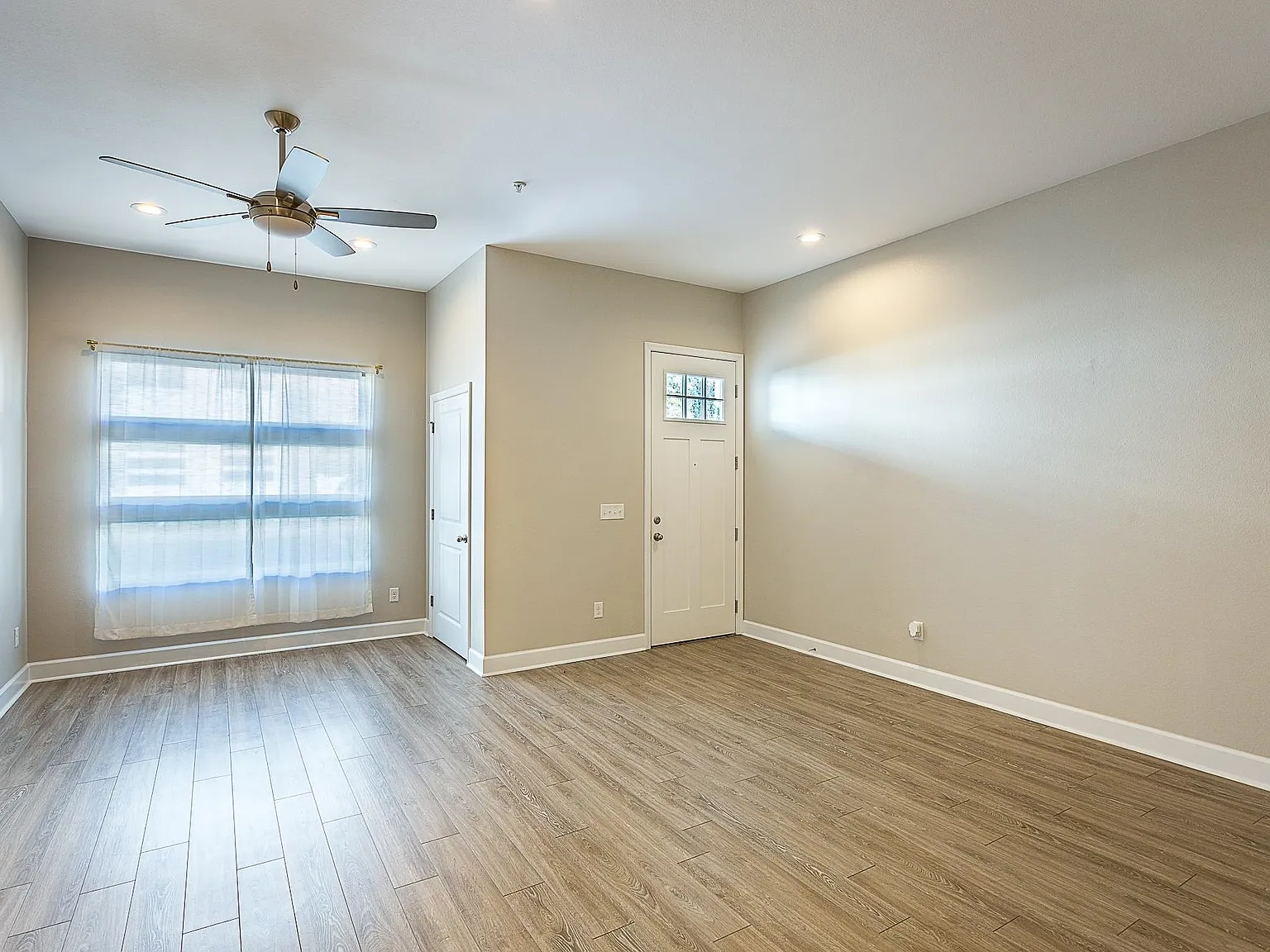 3 bed, 3.5 bath, 1754 sqft, $2,200 — Photo 4