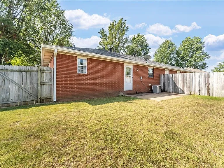 707 E Kara Ln — Photo 16