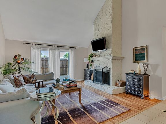 4th image of 210 Raintree Dr