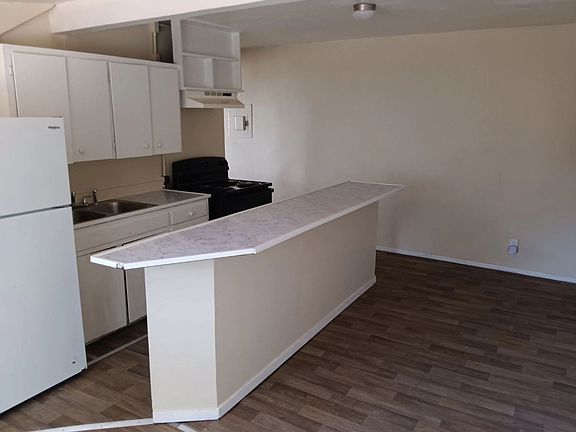 5th image of 805 W Russell Pl #1