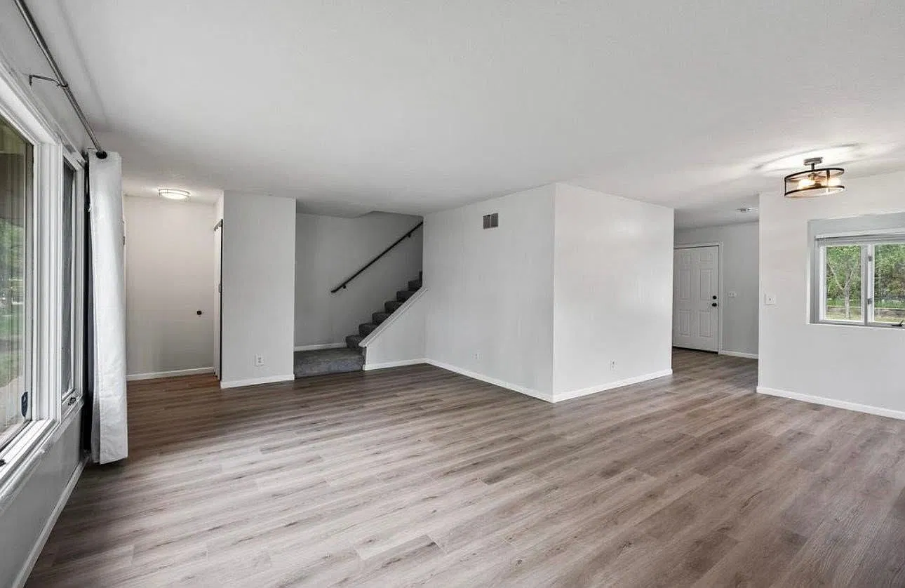 Renovated Spacious 4BR Side-By-Side Duplex Unit With 2 Car Garage, Lots of Light, Near Long Lake ... — Photo 2