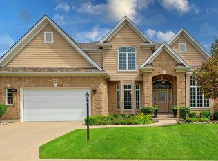 2070 Windham Cir, Wheaton, IL 60187