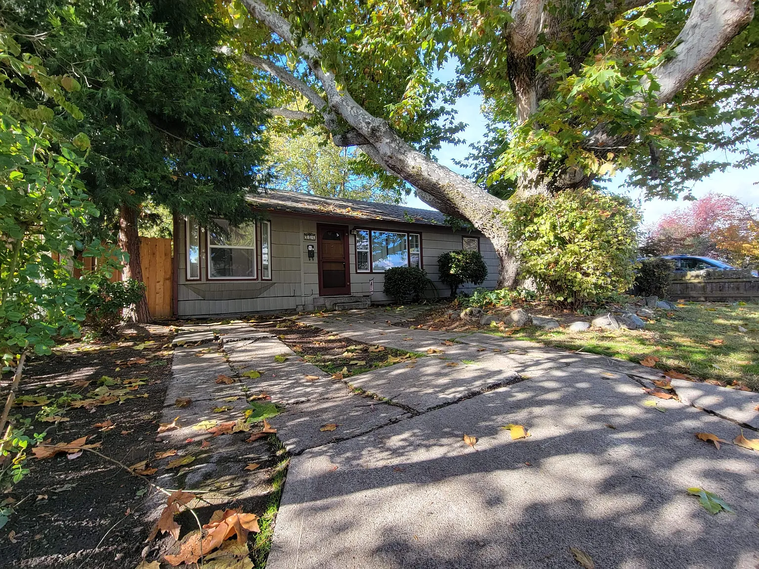916 Kenyon St photo 1