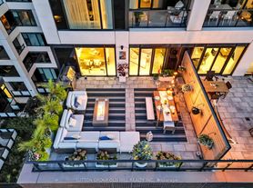 455 Wellington St W