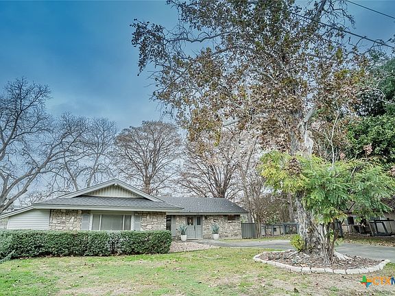 3rd image of 124 Royal George Cir