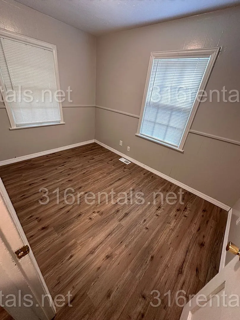 $950 - 2 bed 1 bath - Single Family Home — Photo 3