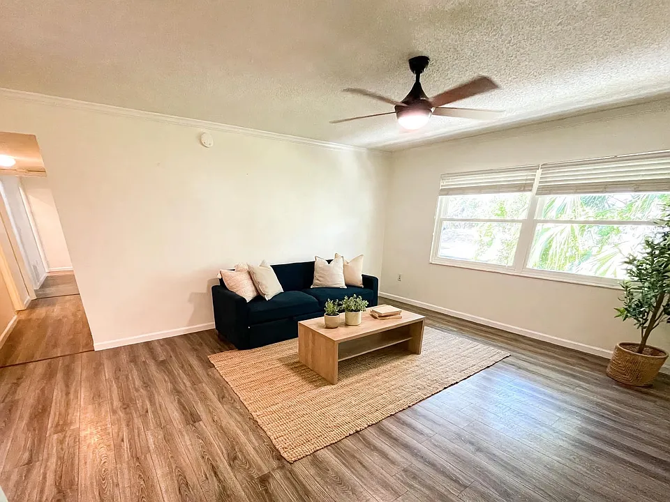 5800 Hollywood Blvd #323