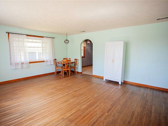 5th image of 521 Turney St