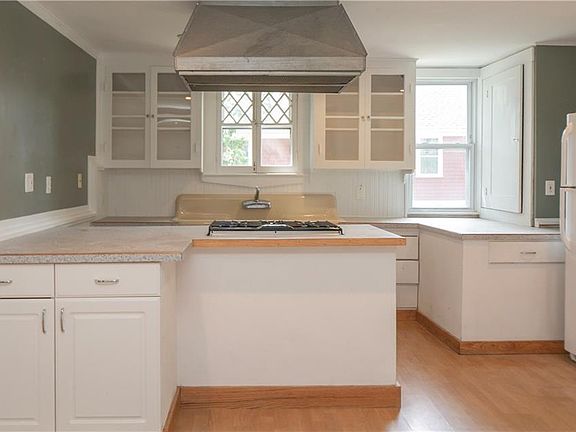 4th image of 49 Marlborough St