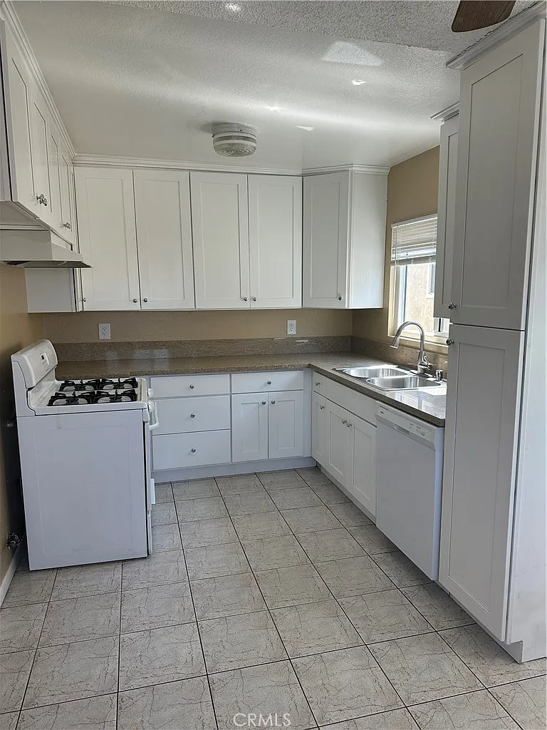 2 bed, 800 sqft, $2,250 — Photo 1