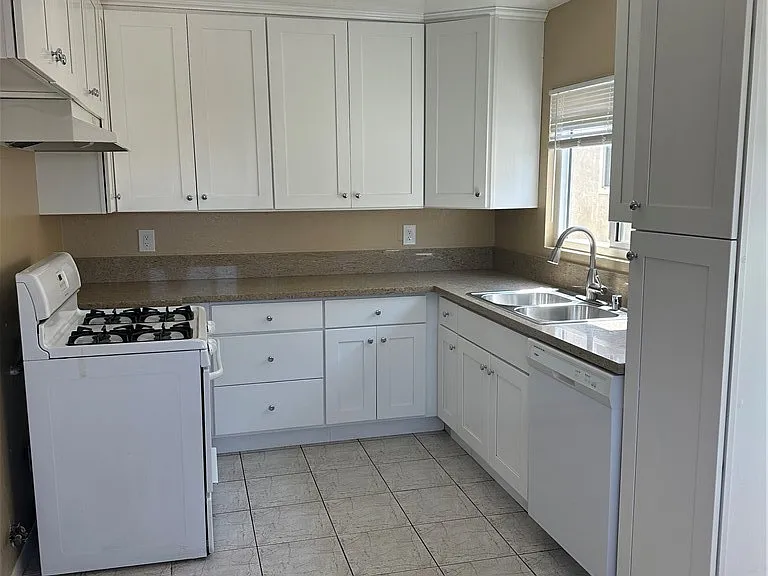 683 W 12th St #2 — Photo 9