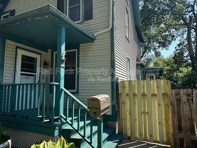 835 Elm St — Photo 2