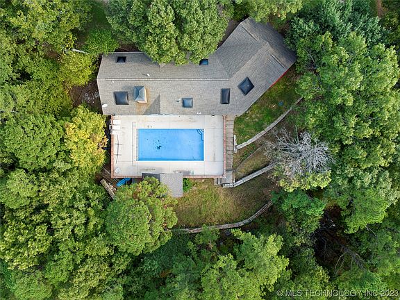 4th image of 650 Highland Dr