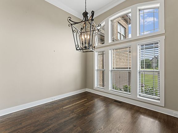 5th image of 523 Urlacher Dr