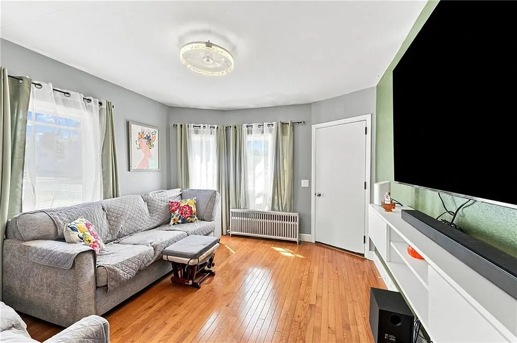 2 bed, 1.0 bath, 858 sqft, $2,200 — Photo 2