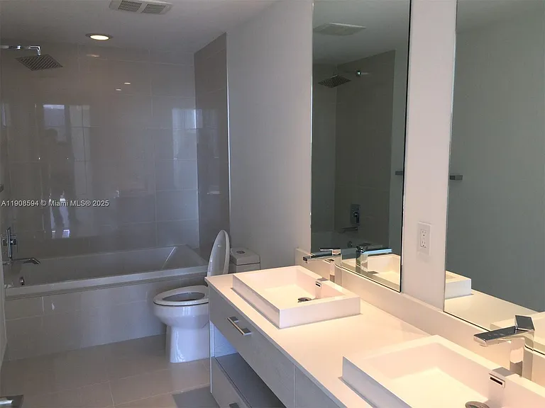 45 SW 9th St #1402 — Photo 3