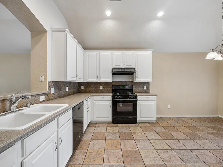 1552 Sleepy Hollow Dr — Photo 8