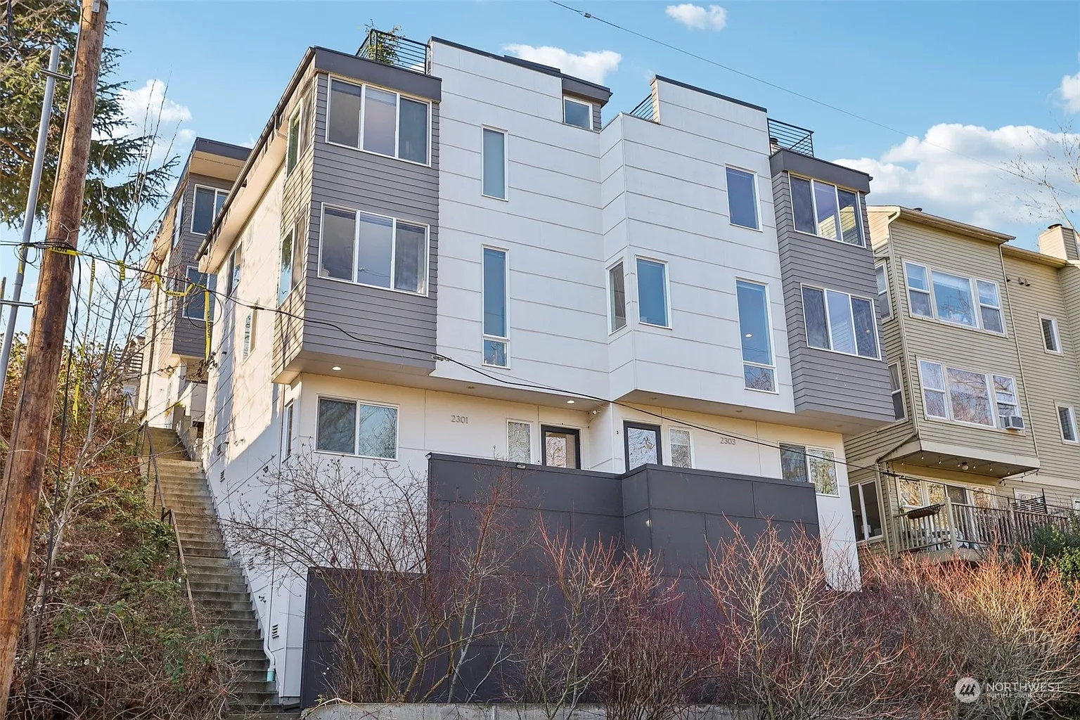 2303 W Lynn Street photo 1
