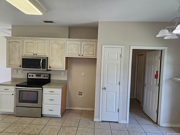 3rd image of 106 Crestway