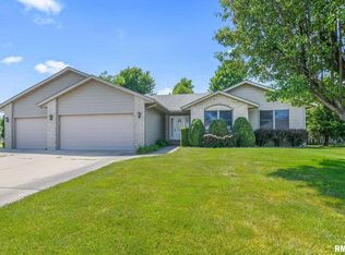 1121 Woodhaven Ct, Chatham, IL 62629