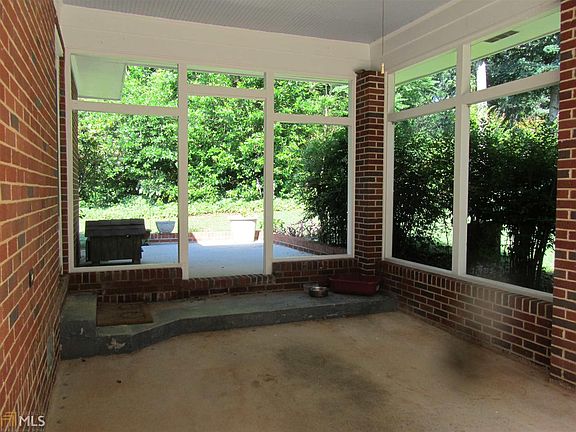 3rd image of 134 Parkview Dr