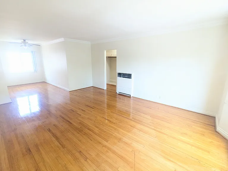 5671 S San Vicente Blvd #D — Photo 1