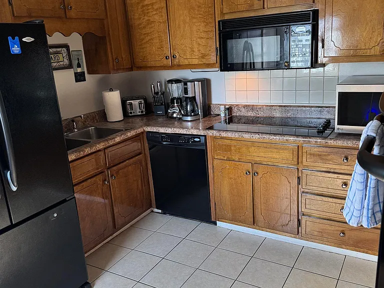 402 Gilmore St — Photo 3