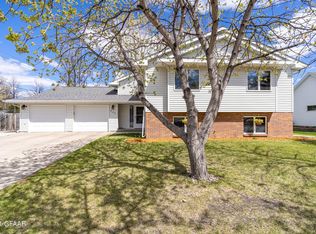 226 Leeward Hills Ln, Grand Forks, ND 58201