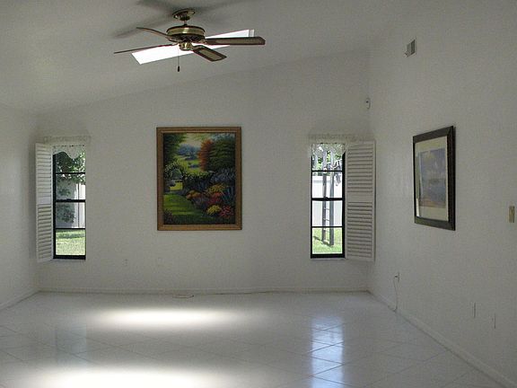 CLICK PICTURE TO ENLARGE FOR PROPER V Large Family room with new tile flooring