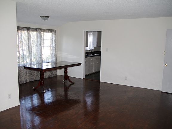 Living room/dining area