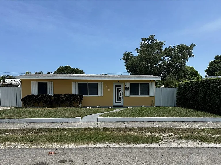 4410 SW 39th St — Photo 1